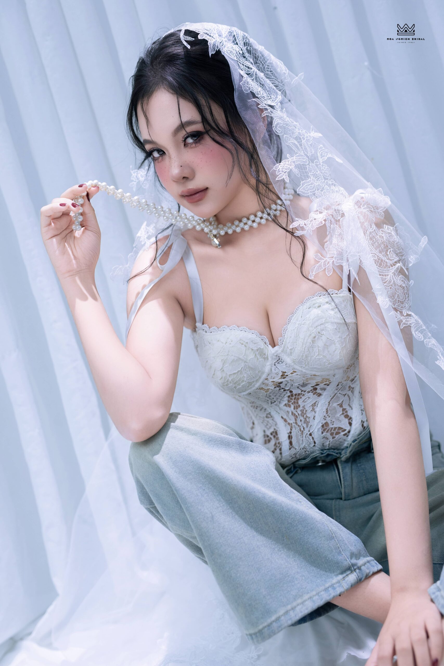 Trang điểm nghệ thuật kết hợp Freckle Makeup và phụ kiện ngọc trai tạo phong cách cổ điển quyến rũ