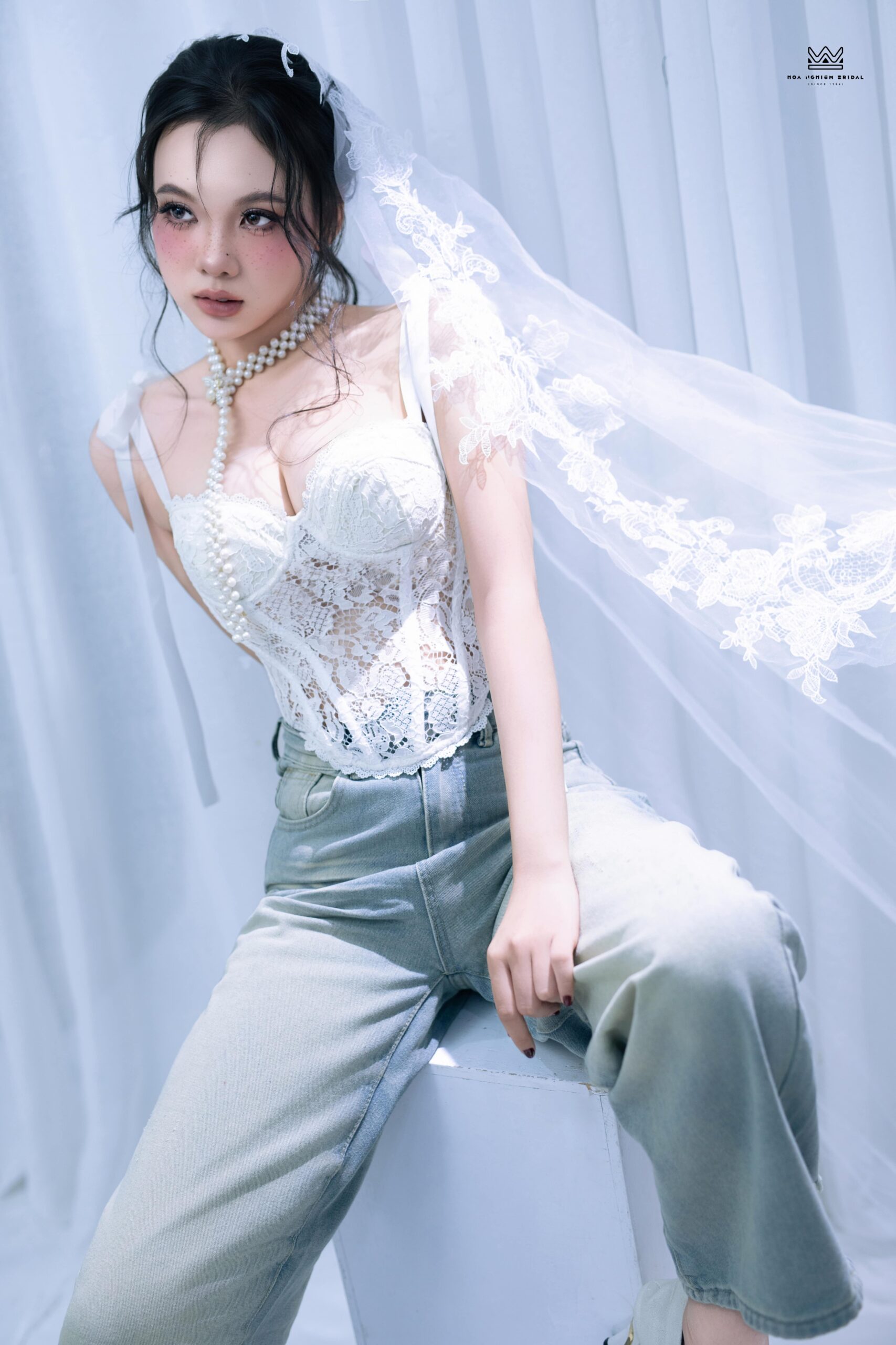 Freckle Makeup kết hợp trang điểm nghệ thuật và làm tóc nhẹ tạo hình ảnh nàng thơ hiện đại