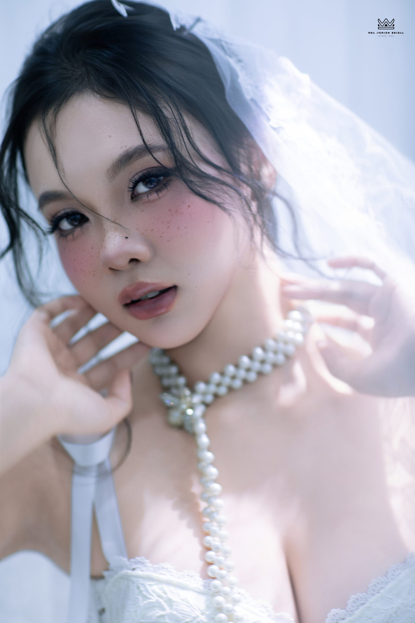 Makeup tàn nhang kết hợp trang điểm nghệ thuật tạo điểm nhấn ánh nhìn cuốn hút và tự nhiên