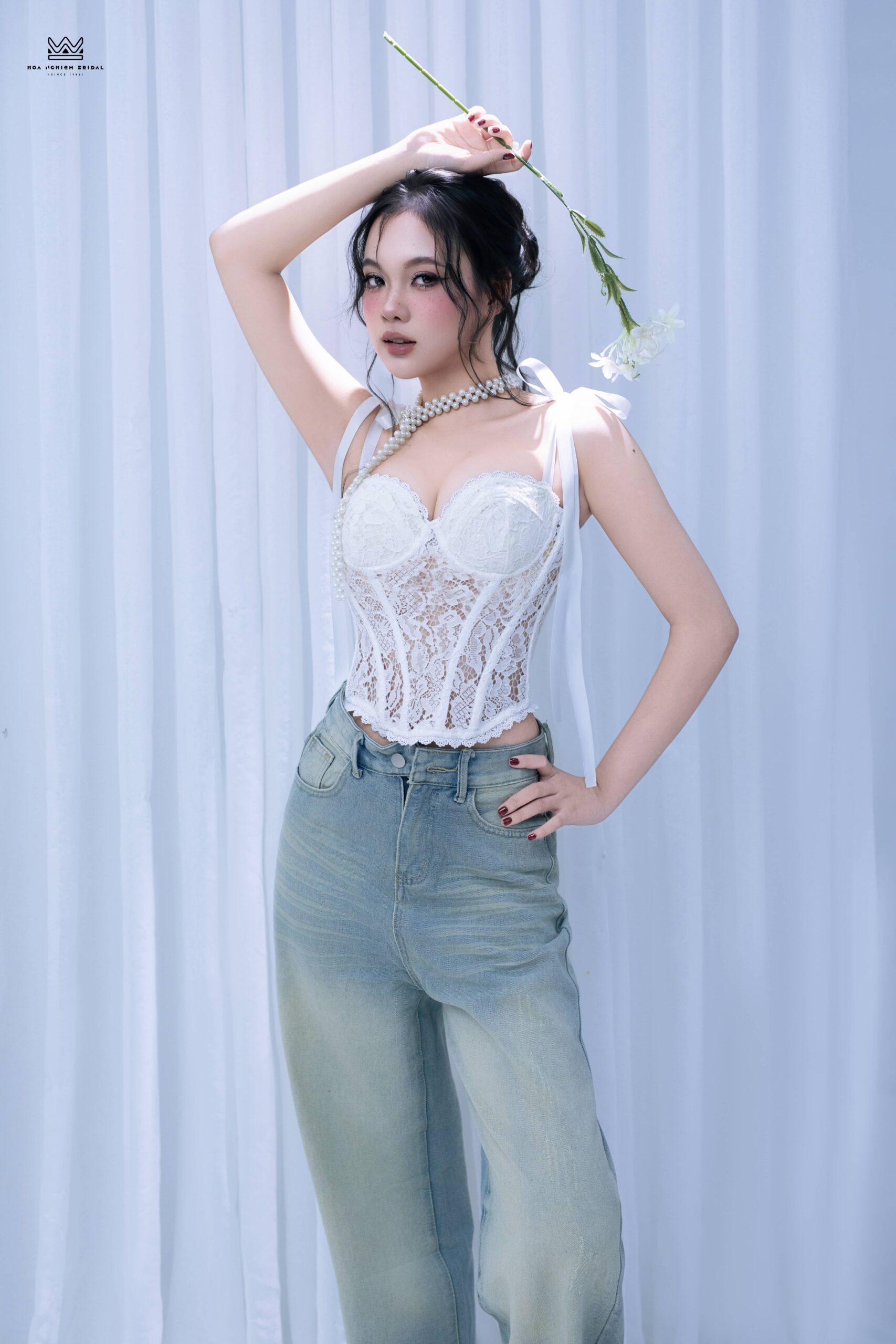 Trang điểm nghệ thuật phong cách Sexy girl kết hợp Freckle Makeup và outfit cá tính