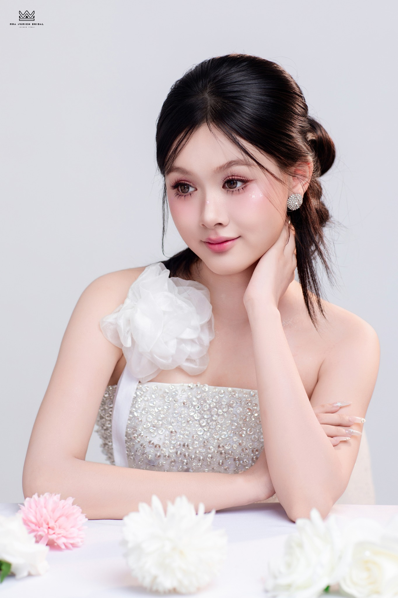 Trang điểm tiệc tự nhiên tone hồng baby với điểm nhấn mắt nhũ nhẹ và má hồng tươi tắn