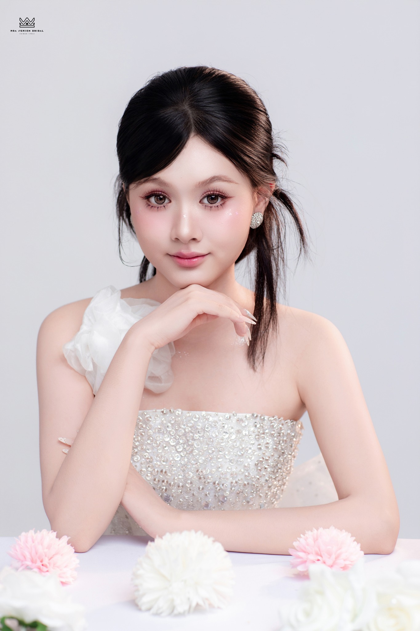 Makeup tiệc tone hồng baby tự nhiên với lớp nền mỏng mịn và phong cách thanh lịch