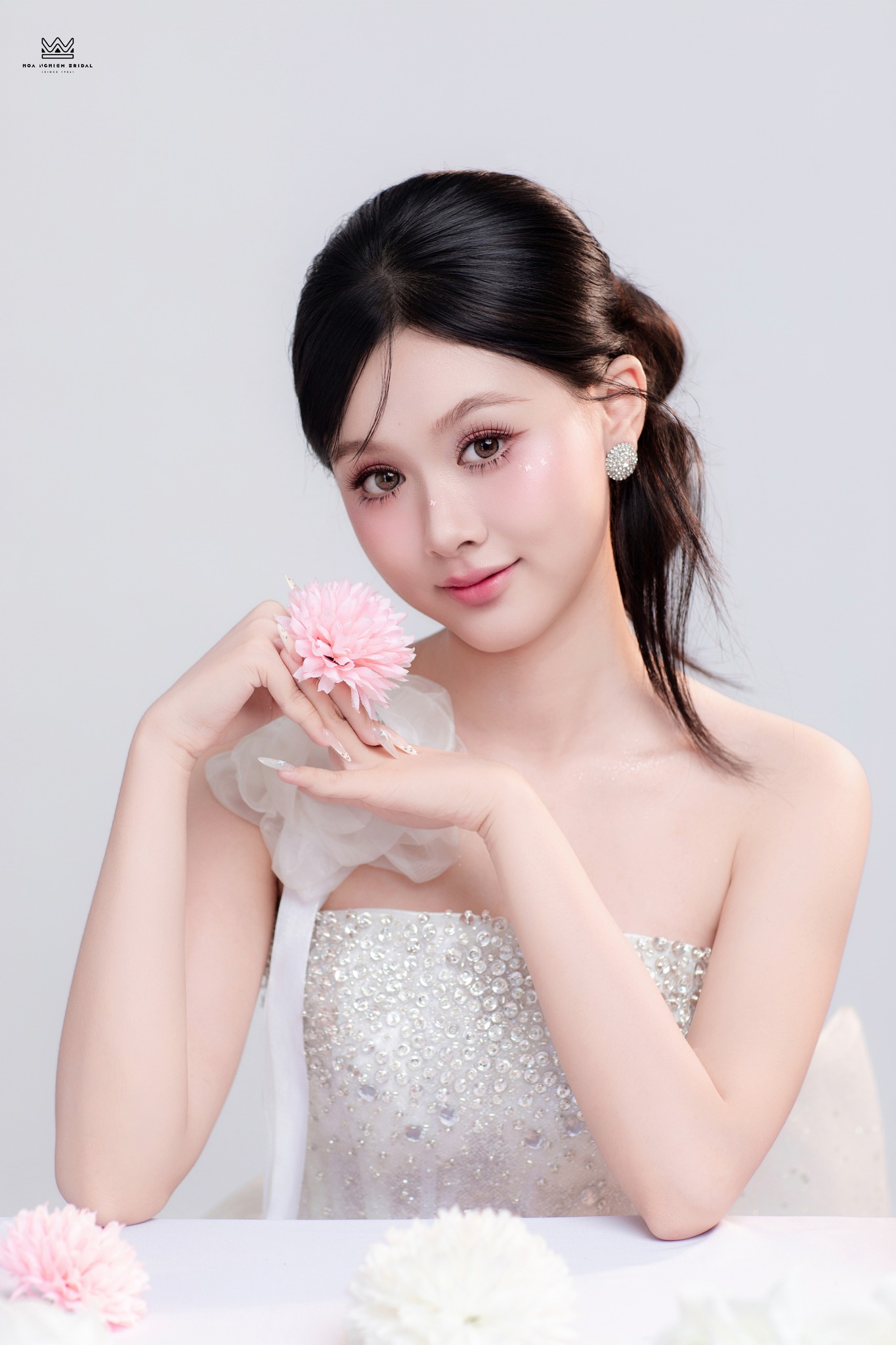 Trang điểm tiệc tự nhiên tone hồng baby kết hợp concept hoa nhẹ nhàng, nữ tính