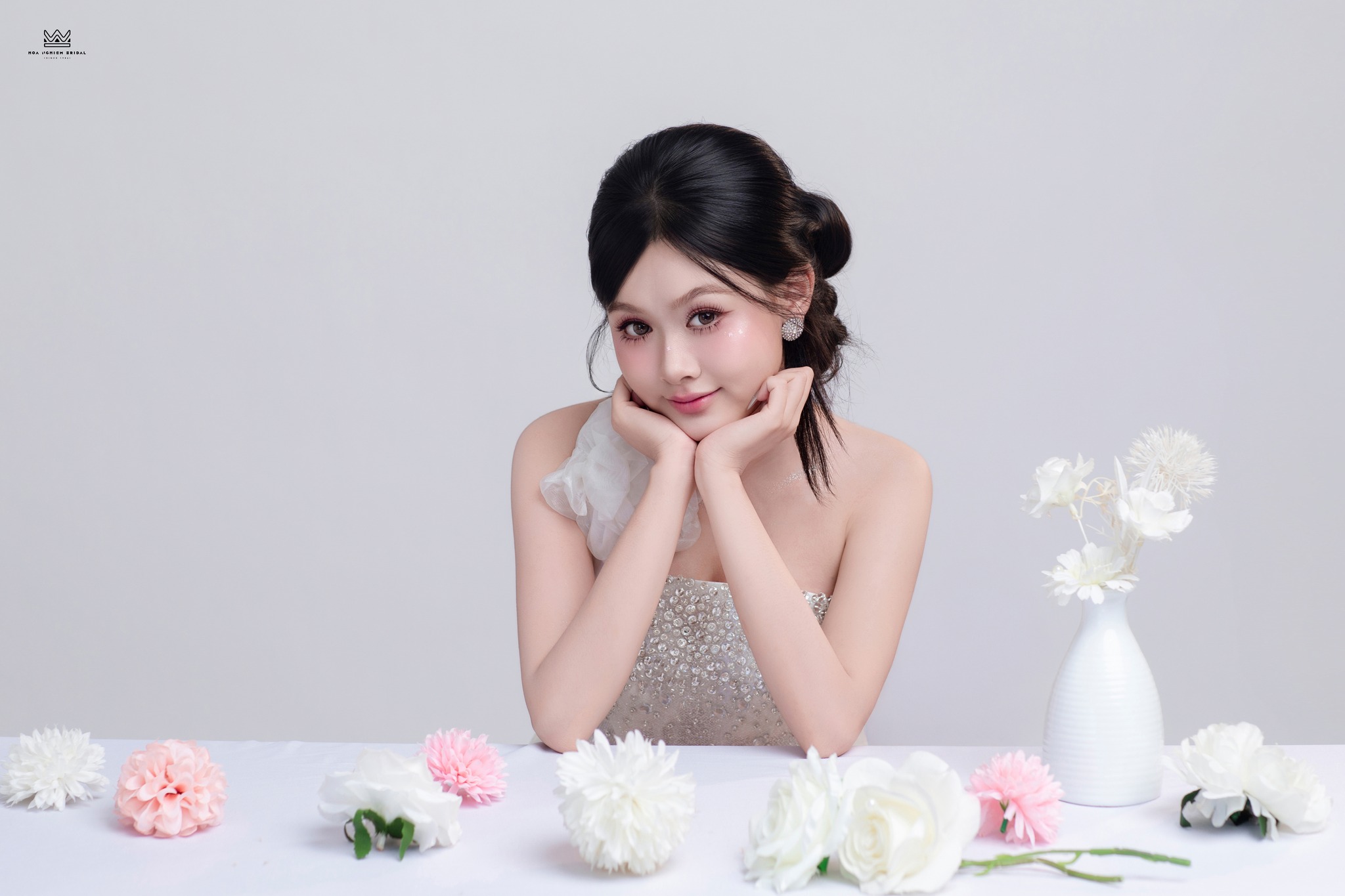 Makeup tiệc tone hồng baby kết hợp làm tóc búi thấp nhẹ nhàng trong không gian tiệc tinh tế