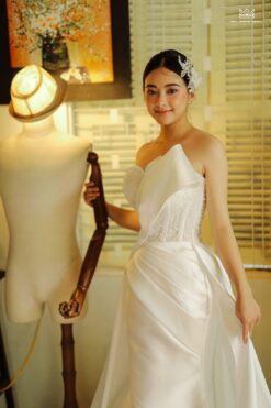 Váy cưới Satin cúp ngực vạt chéo 3D tại Huế