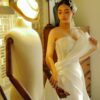 Váy cưới satin kết hợp ánh sáng ấm tạo vẻ đẹp sang trọng và tinh tế