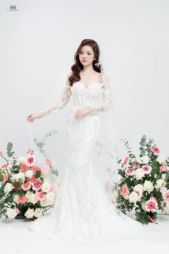 Váy cưới cúp ngực đuôi cá phối ren tay dài sang trọng