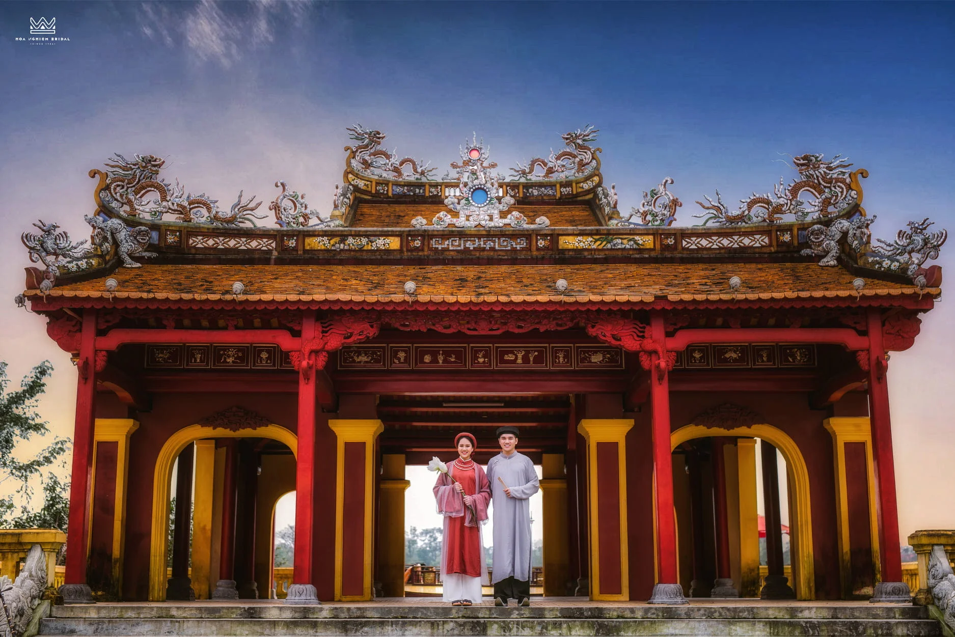 Vietnamese traditional costume photography at Nghênh Lương Đình, featuring elegant royal-style outfits and iconic imperial palace scenery in Central Vietnam.