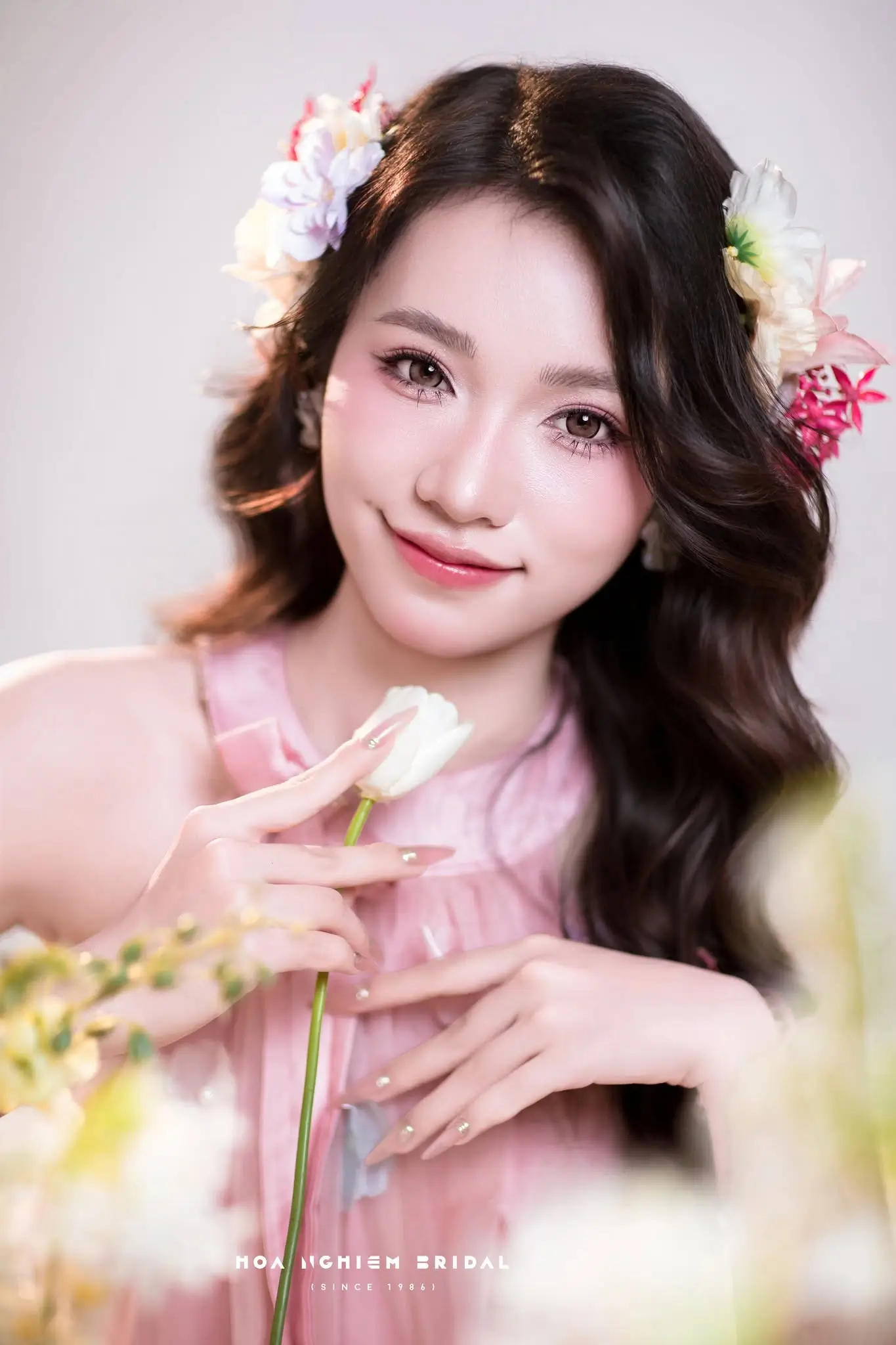 Chụp ảnh beauty với concept hoa tươi làm nổi bật vẻ đẹp mong manh, tinh khôi của nàng thơ