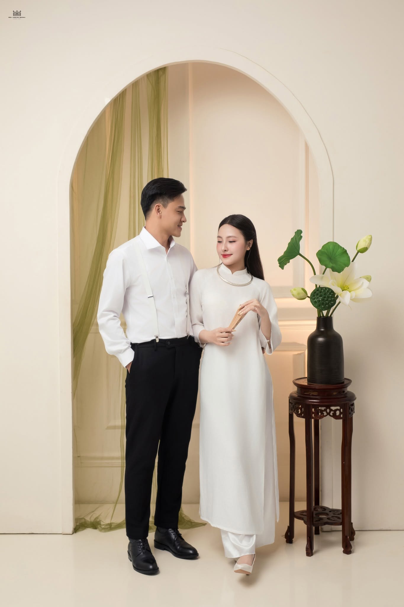 Chụp ảnh cưới Studio với concept áo dài trắng giúp lưu giữ những khoảnh khắc tự nhiên của cặp đôi trong không gian tối giản mang phong cách Á Đông.