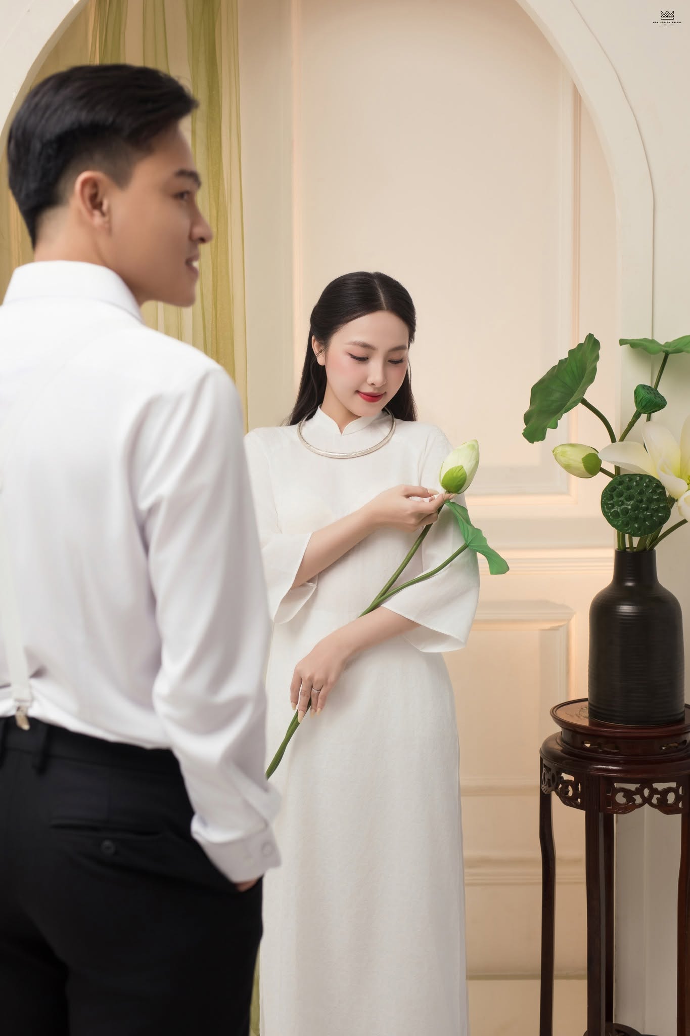 Concept áo dài trắng tối giản giúp tôn lên vẻ đẹp tự nhiên của cô dâu và những khoảnh khắc tình cảm trong studio cưới.