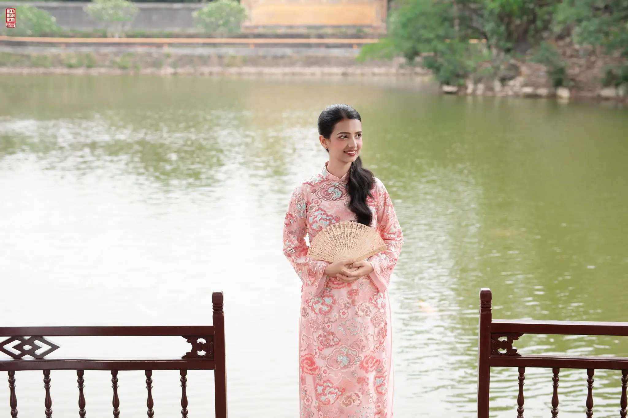 Cô dâu Archana dịu dàng trong tà áo dài truyền thống giữa không gian thơ mộng