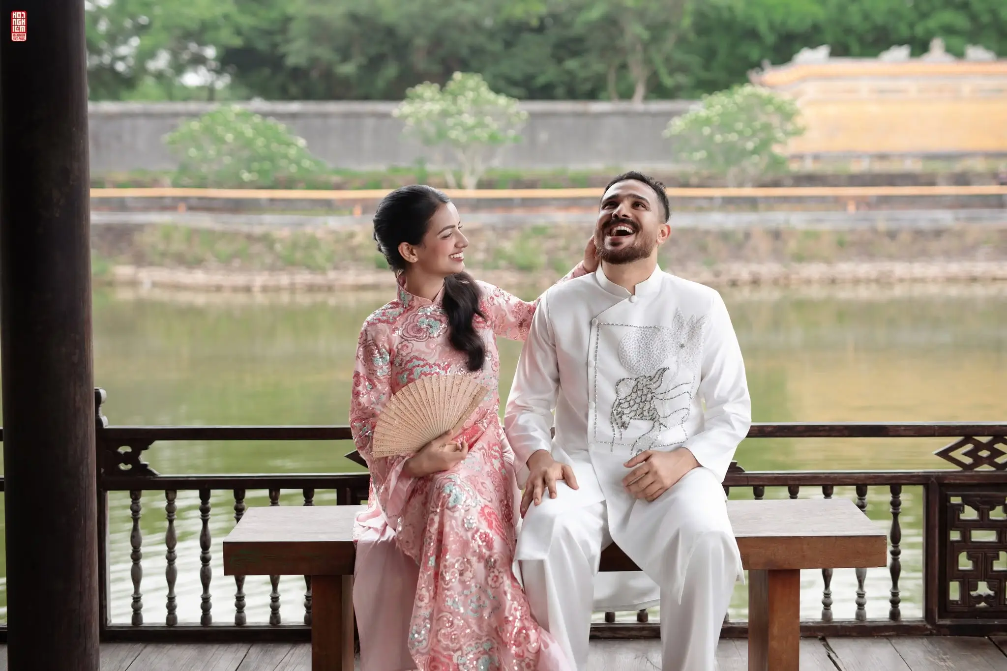 Khoảnh khắc tự nhiên của cặp đôi Ấn Độ trong bộ ảnh cưới ngoại cảnh tại Huế.