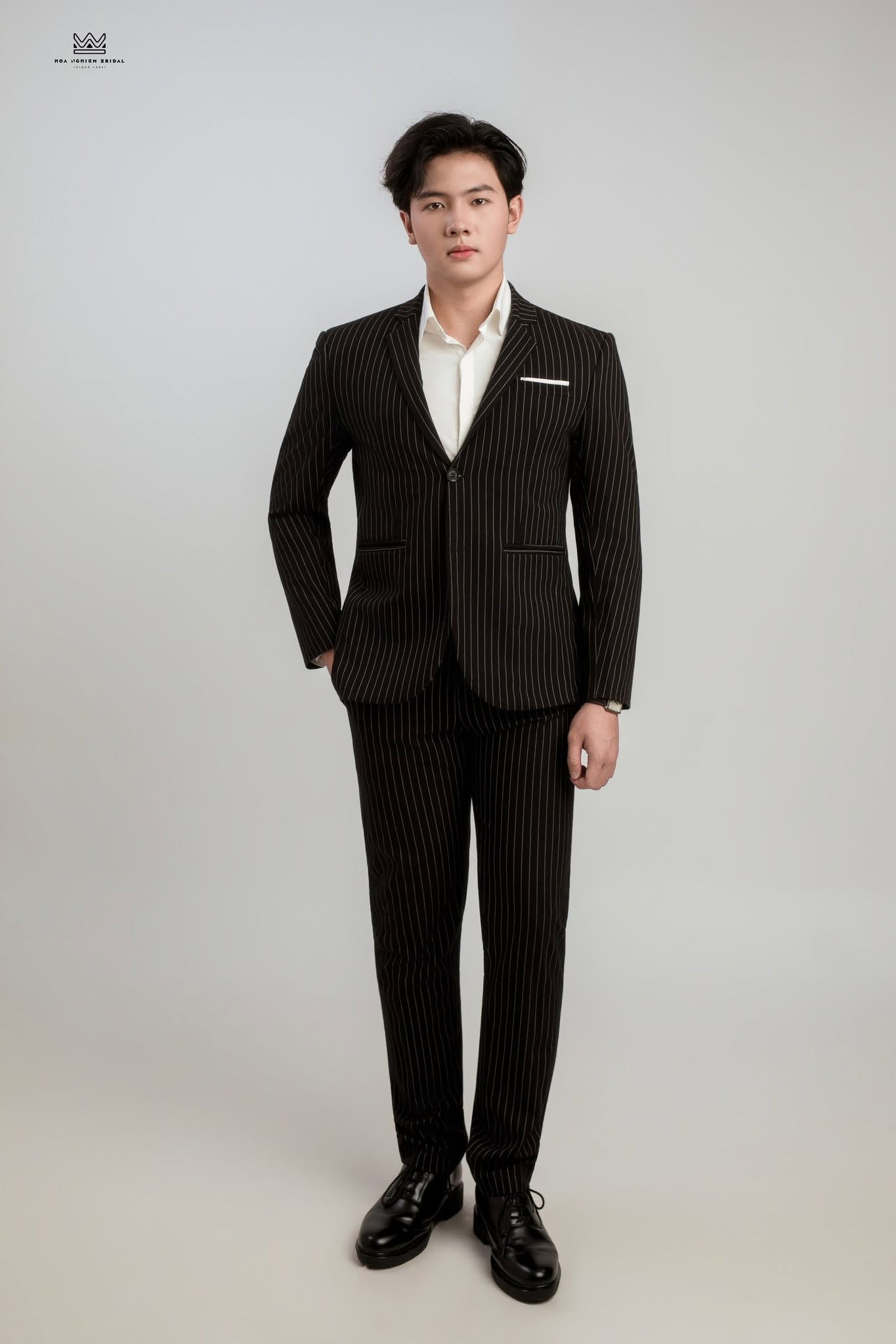 Vest chú rể đen sọc trắng pinstripe - Xu hướng thời trang cưới dành cho quý ông hiện đại - Ảnh 3