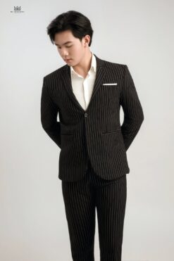 Vest chú rể đen sọc trắng pinstripe - Xu hướng thời trang cưới dành cho quý ông hiện đại
