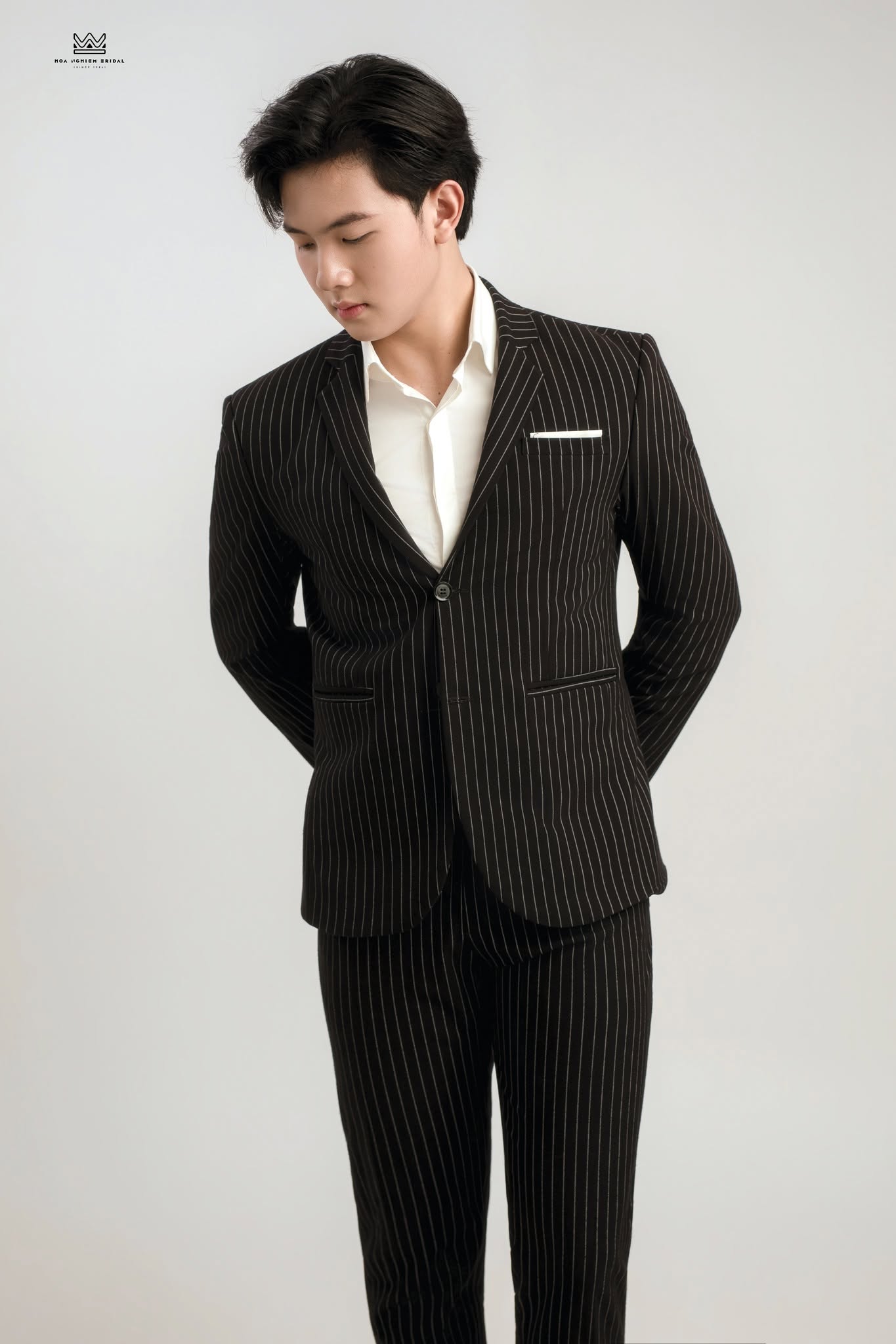 Vest chú rể đen sọc trắng pinstripe - Xu hướng thời trang cưới dành cho quý ông hiện đại