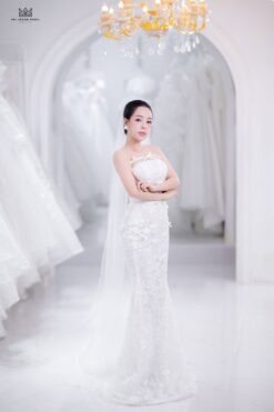 Váy cưới ôm body cúp ngực đắp ren hoa điểm nhấn nơ nhỏ