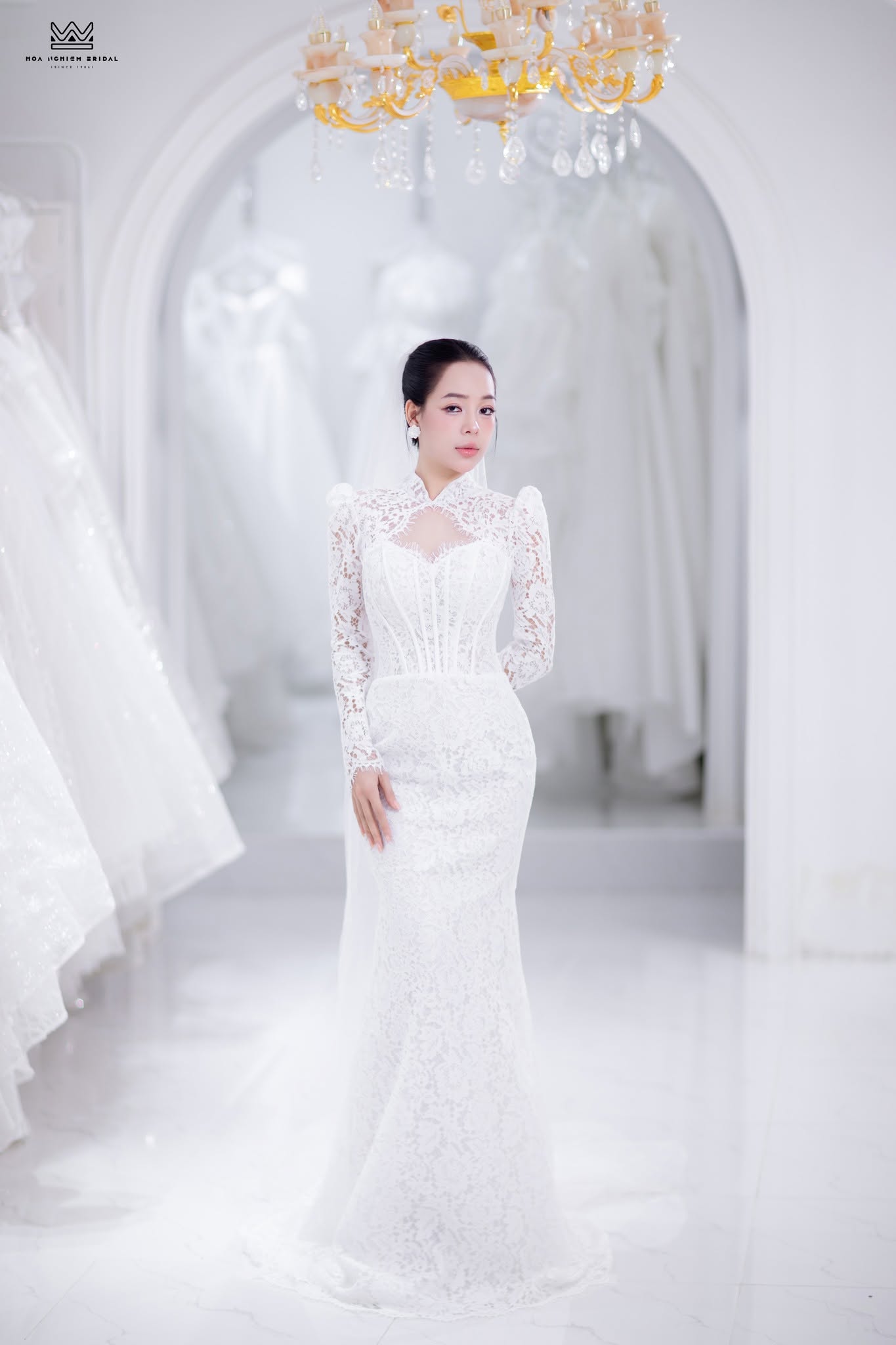 Váy cưới ôm body ren cổ cao tay dài corset tôn dáng - Ảnh 2