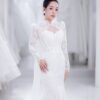 Váy cưới ôm body ren cổ cao tay dài corset tôn dáng