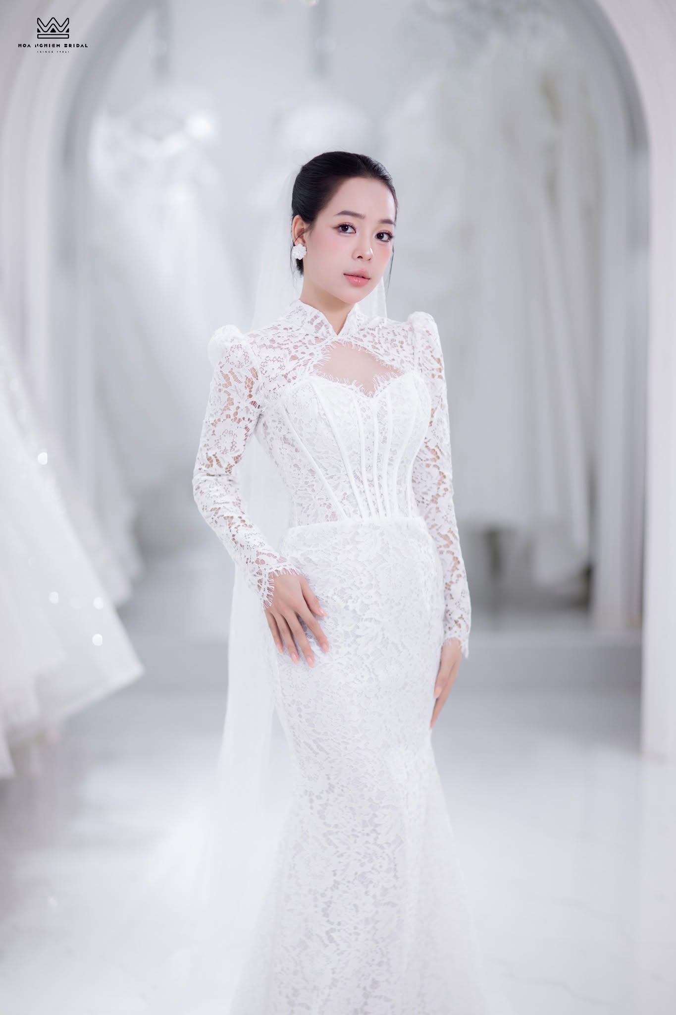 Váy cưới ôm body ren cổ cao tay dài corset tôn dáng