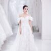 Váy cưới suông trễ vai họa tiết bướm 3D thanh lịch