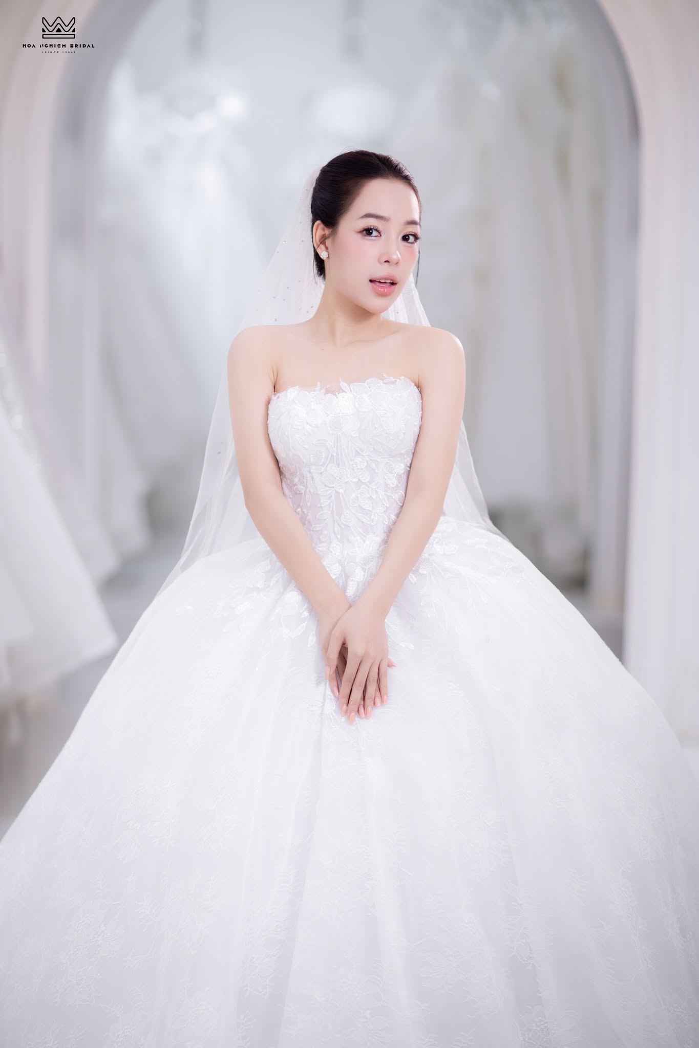 Váy cưới Ball Gown cúp ngực ngang đắp ren hoa 3D nổi bồng xòe - Ảnh 2