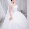 Váy cưới Ball Gown cúp ngực ngang đắp ren hoa 3D nổi bồng xòe