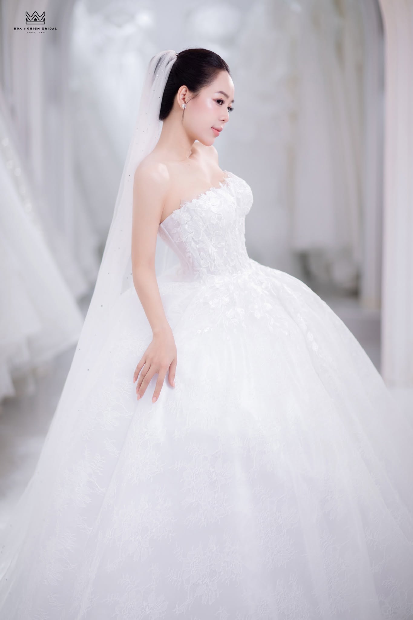 Váy cưới Ball Gown cúp ngực ngang đắp ren hoa 3D nổi bồng xòe