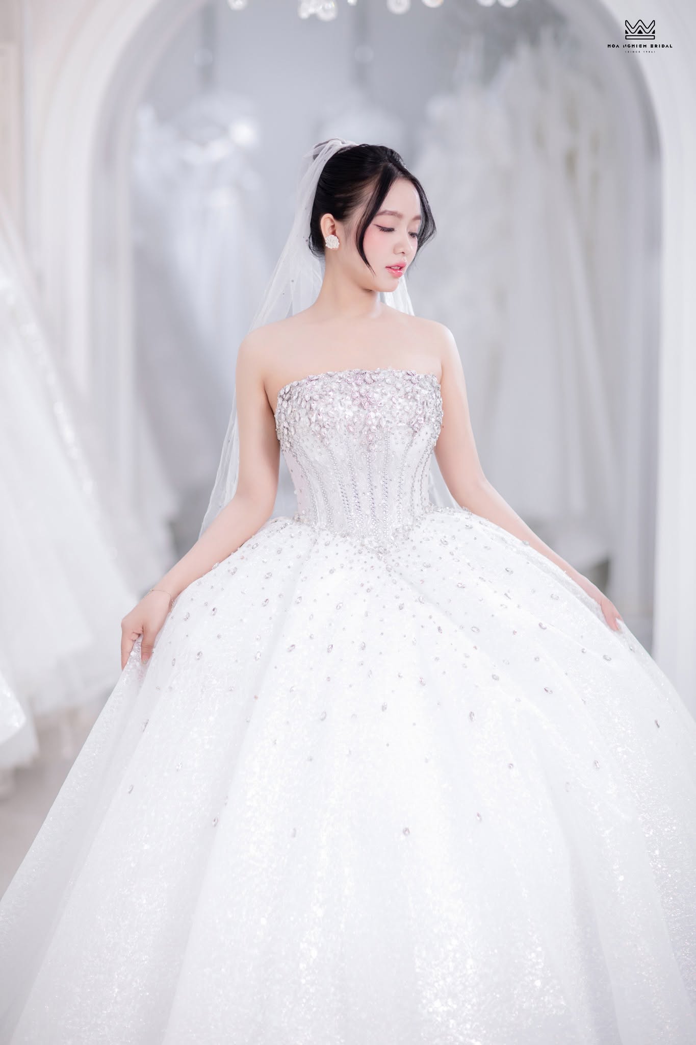 Váy cưới công chúa cúp ngực corset đính đá kim tuyến bồng xòe
