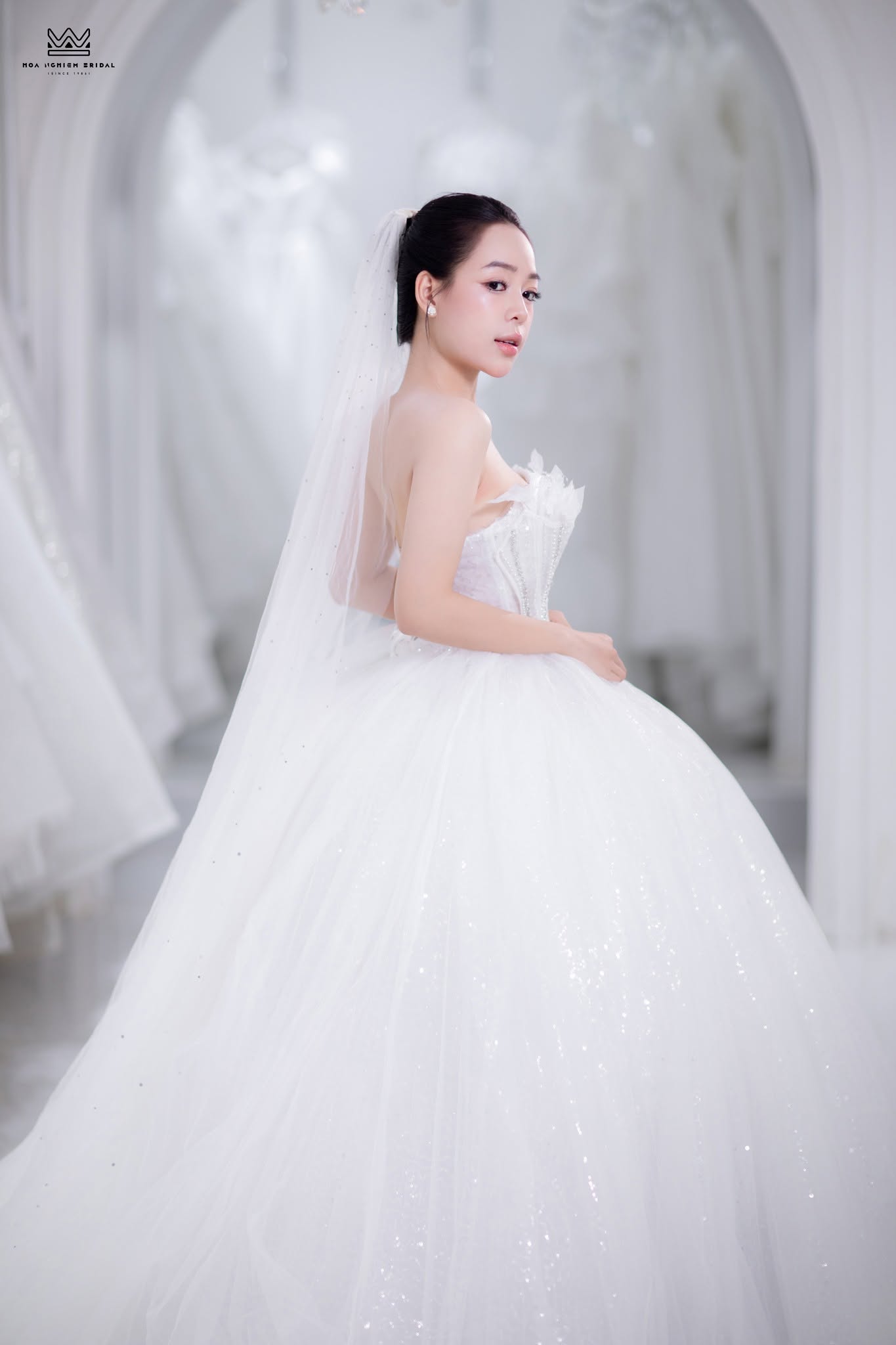 Váy cưới công chúa cúp ngực corset đính đá viền cánh hoa 3D thanh lịch