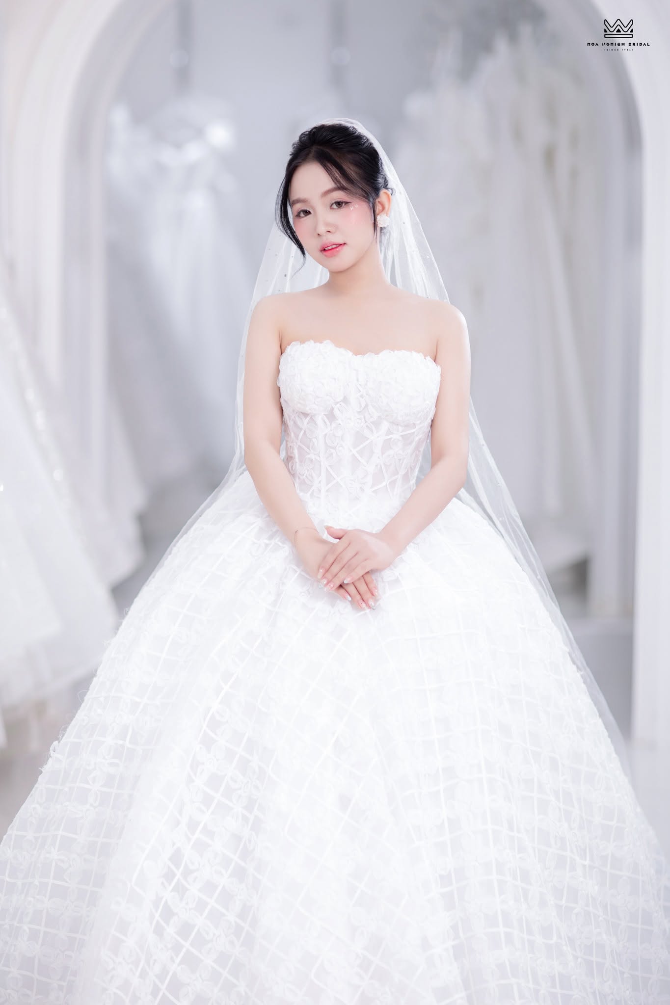 Váy cưới công chúa cúp ngực corset ren ô lưới đính hoa 3D bồng xòe ngọt ngào