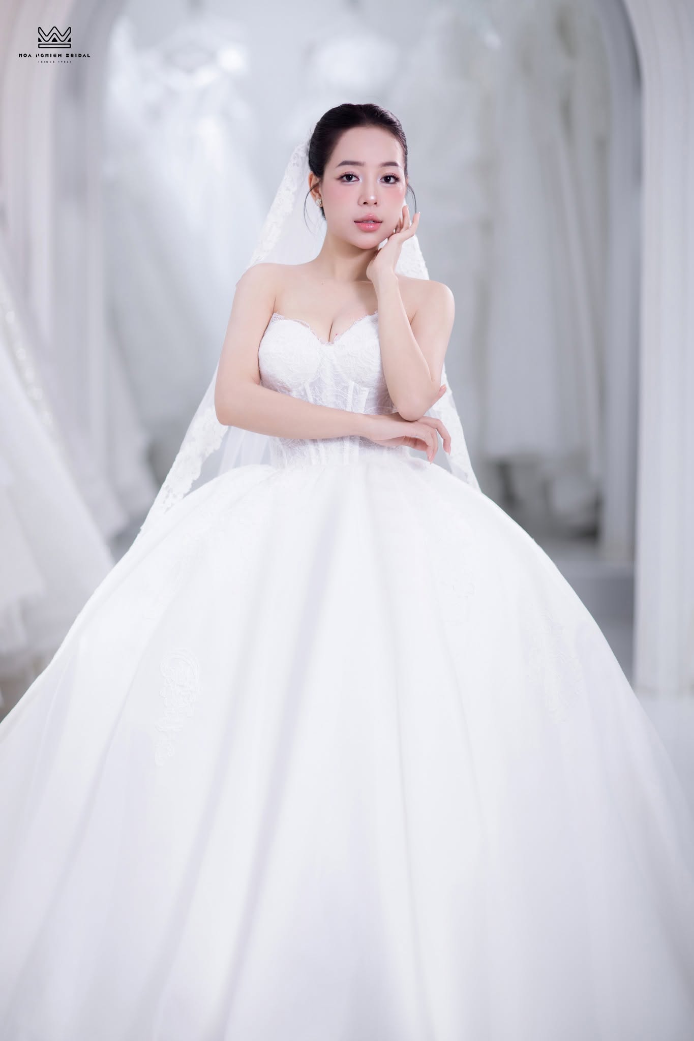 Váy cưới công chúa cúp ngực trái tim corset ren phối tùng trơn bồng xòe