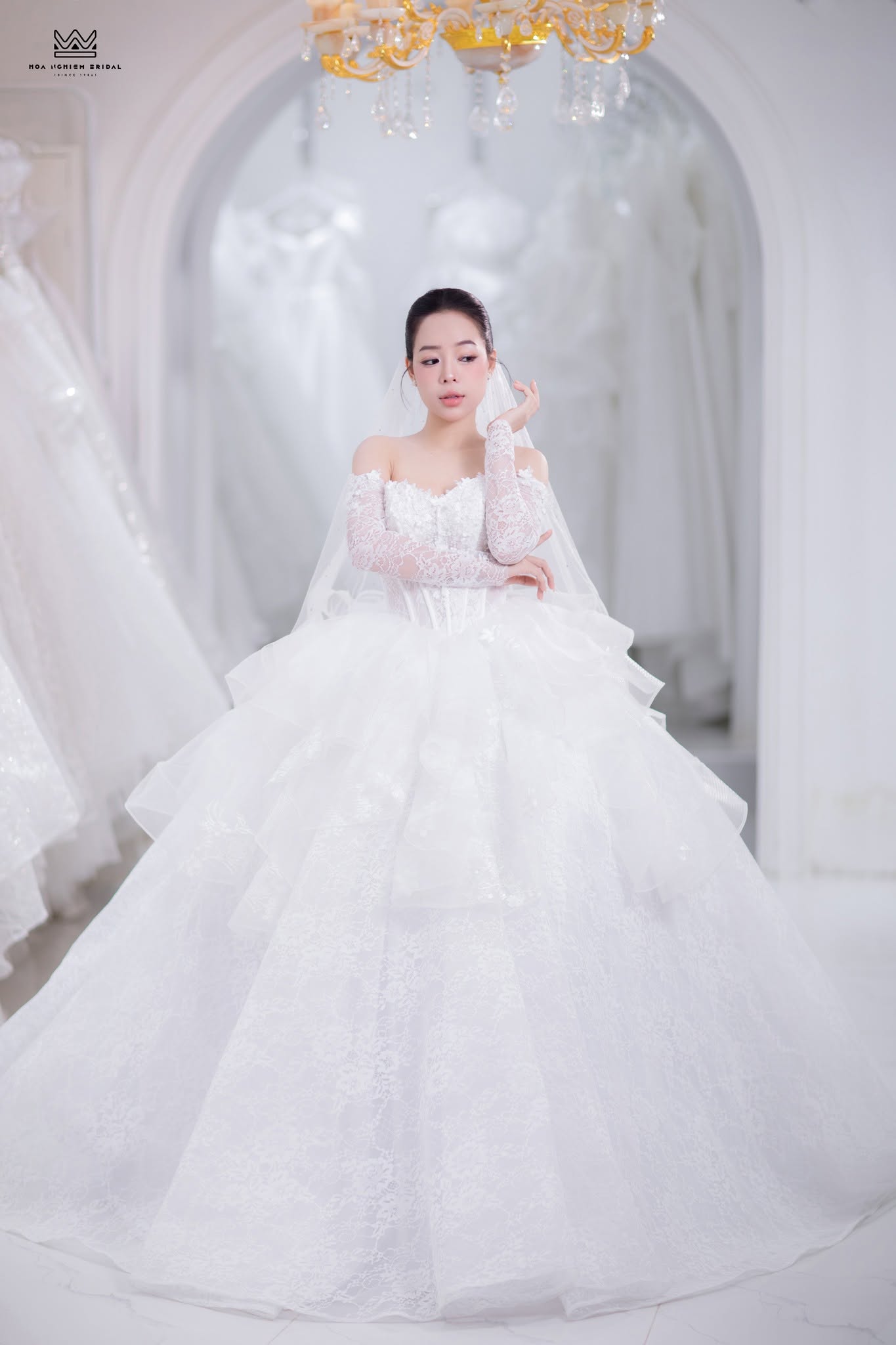 Váy cưới công chúa cúp ngực trễ vai corset eo nhọn phối voan tầng và tay dài ren - Ảnh 2