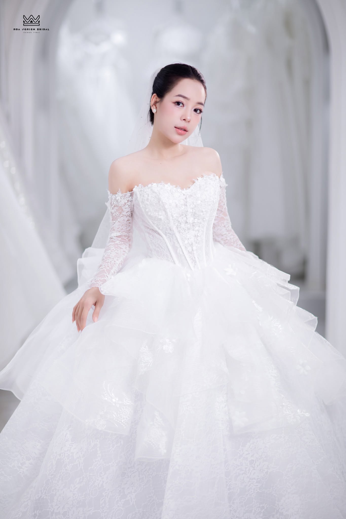 Váy cưới công chúa cúp ngực trễ vai corset eo nhọn phối voan tầng và tay dài ren
