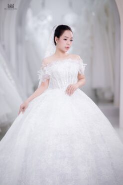 Váy cưới công chúa trễ vai corset eo nhọn phối ren hoa 3D bồng xòe