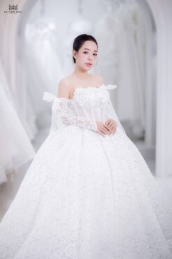 Váy cưới công chúa trễ vai corset hoa 3D tay dài full ren bồng xòe
