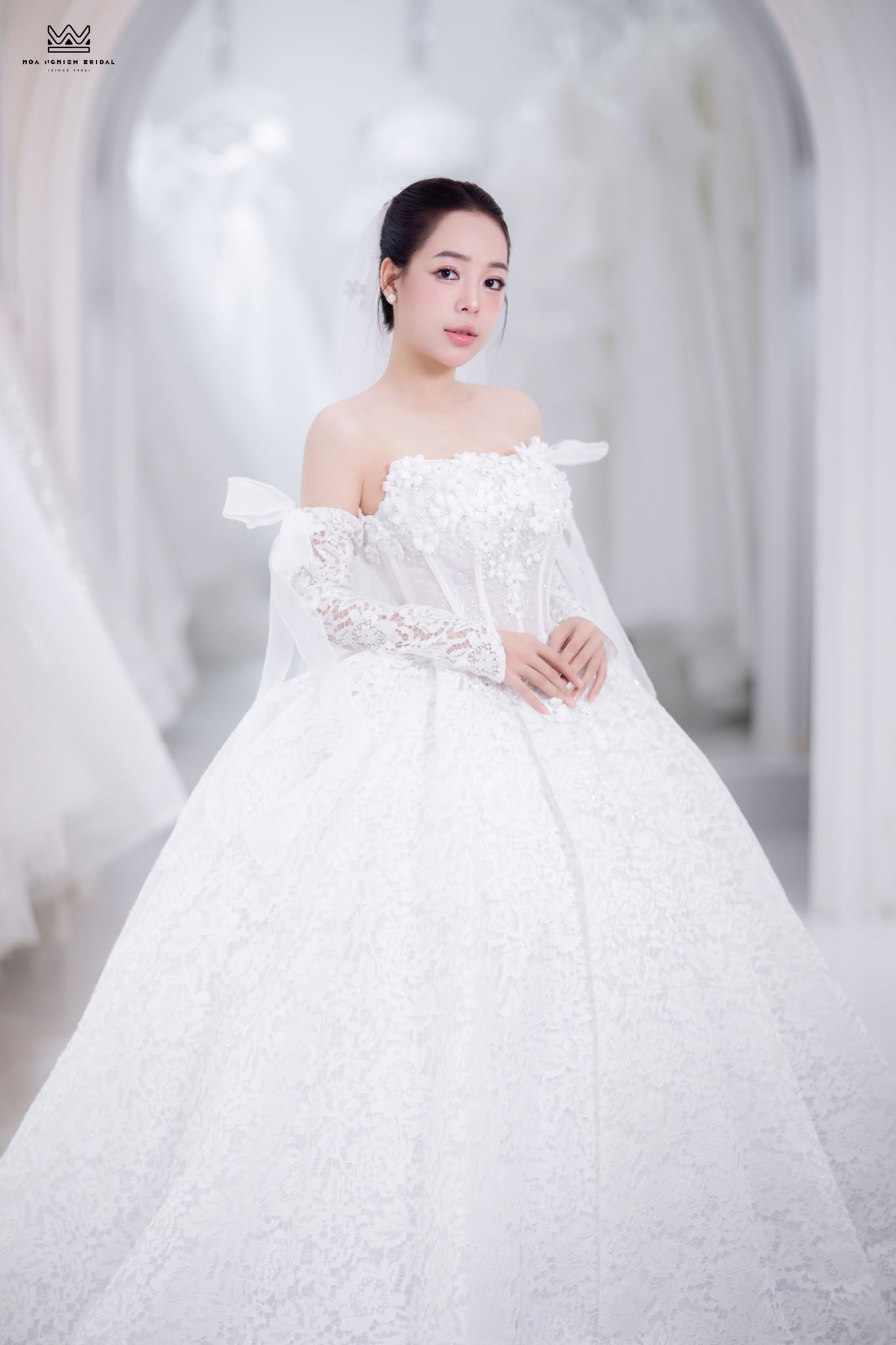 Váy cưới công chúa trễ vai corset hoa 3D tay dài full ren bồng xòe